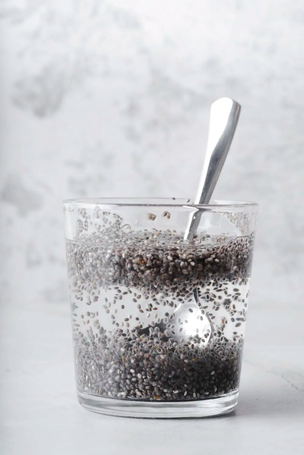 bicchiere-acqua-riempito-semi-chia