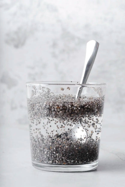 bicchiere-acqua-riempito-semi-chia